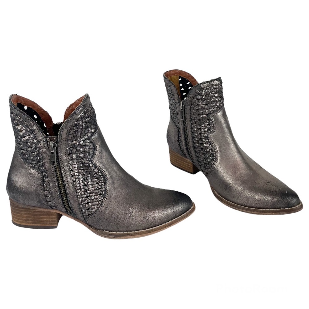 Anthropologie Seychelles Silver Metallic Leather Western Ankle Booties Sz 7